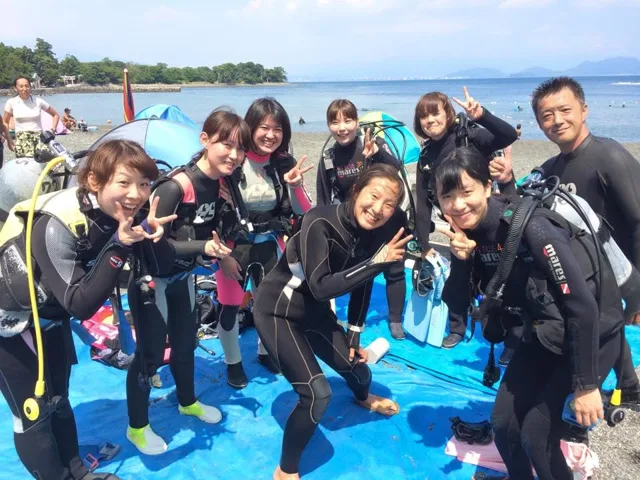 海辺で記念撮影するBIG BLUEの参加者（2015年）