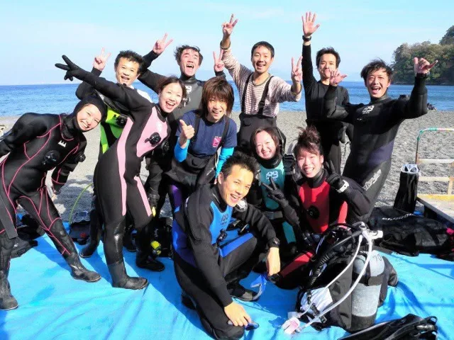 海辺で記念撮影するBIG BLUEの参加者（2012-2013年）