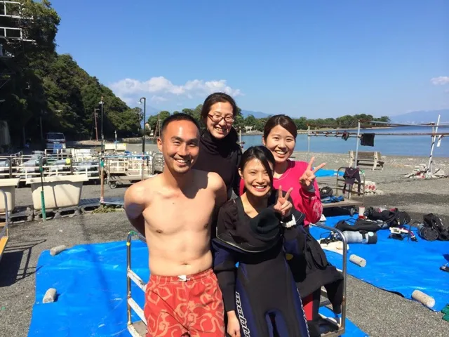 海辺で記念撮影するBIG BLUEの参加者（2015年）