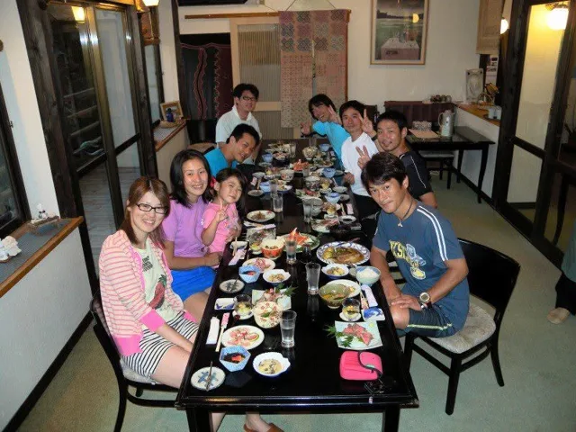 室内で食事を囲む参加者（2012-2013年）