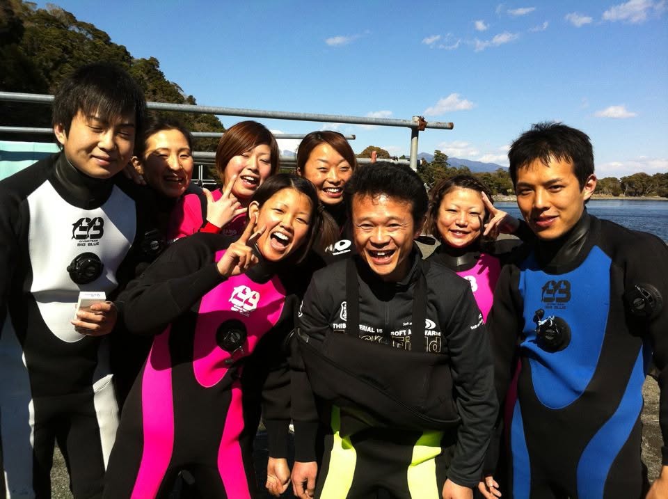 2012年2月17日(投稿日) / 海辺で器材を着けたダイバーの集合写真