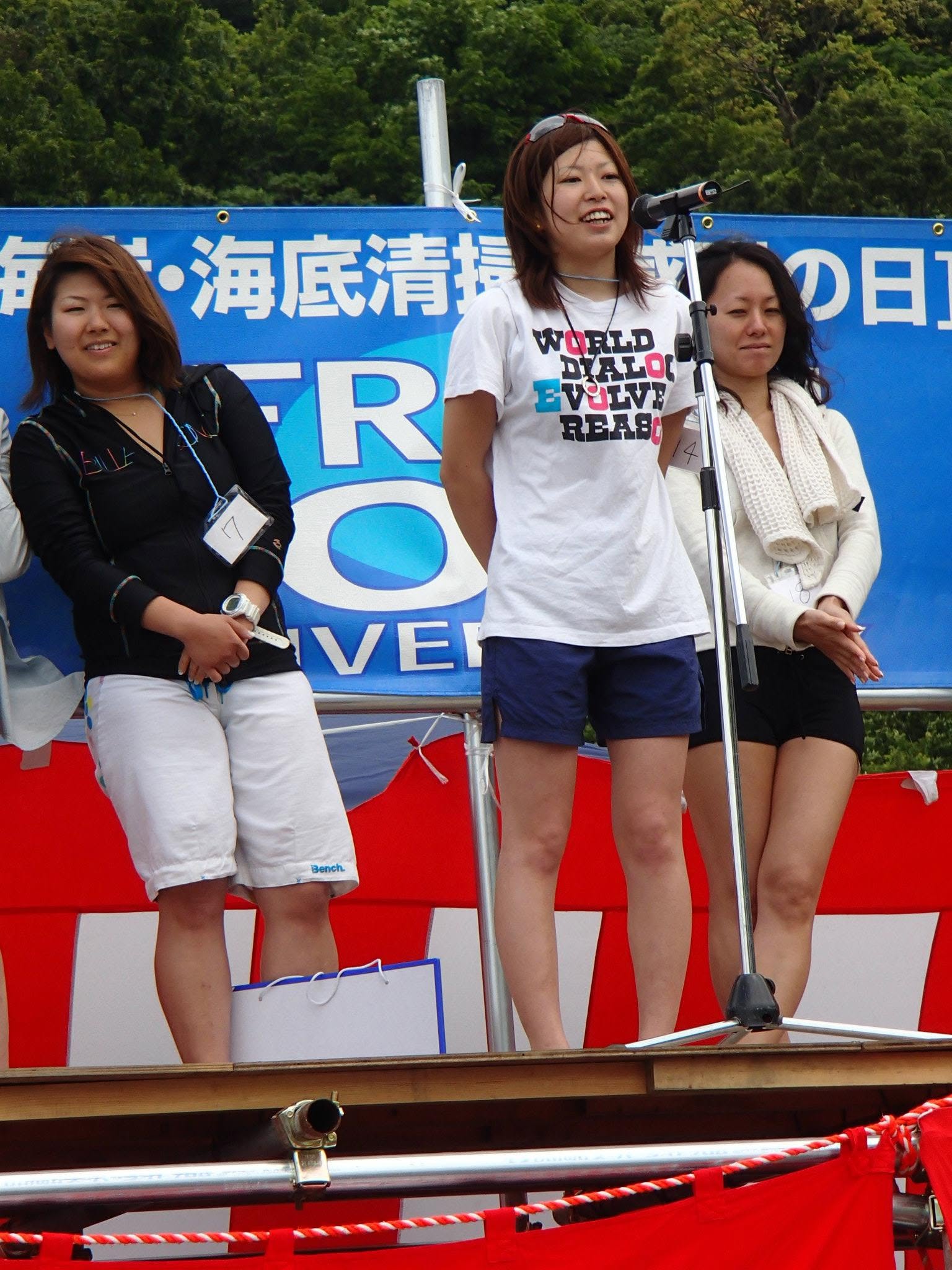 2012年6月4日(投稿日) / 伊豆・大瀬崎 / ダイビング / 伊豆・大瀬崎でのダイビング。海底清掃の案内看板の前で並ぶ参加者