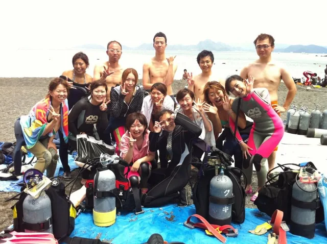 海辺で並ぶダイビングの参加者