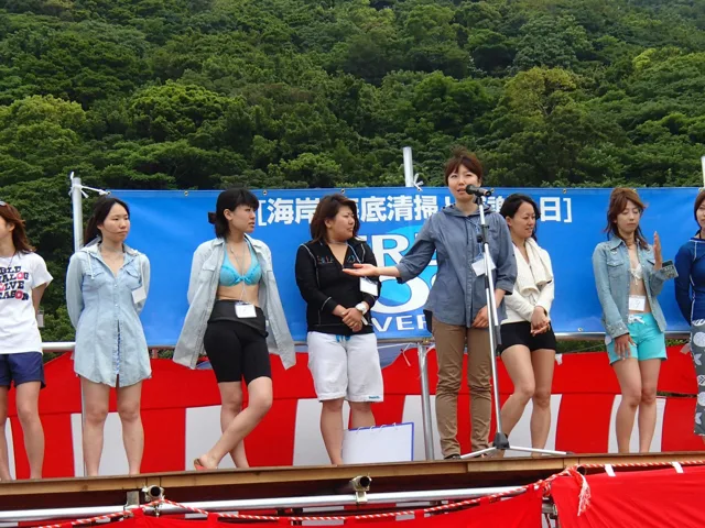 伊豆・大瀬崎でのダイビング:海底清掃の案内看板の前で並ぶ参加者
