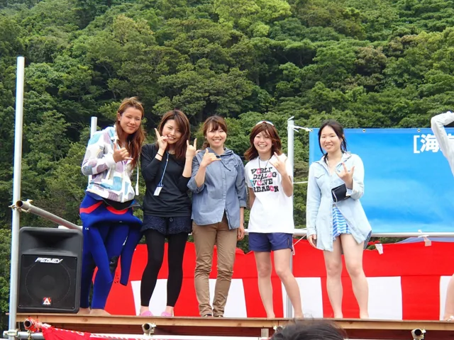 伊豆・大瀬崎でのダイビング：屋外で並ぶ5人の参加者