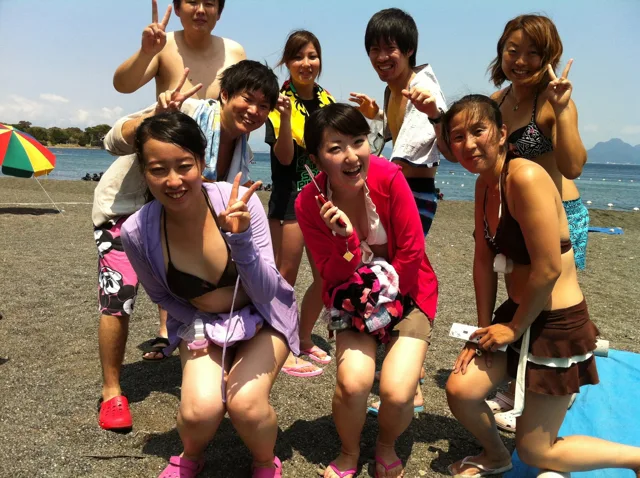 伊豆・大瀬崎でのダイビング：海辺で並ぶ参加者の集合写真