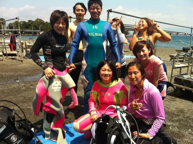 海辺で並ぶダイビングの参加者