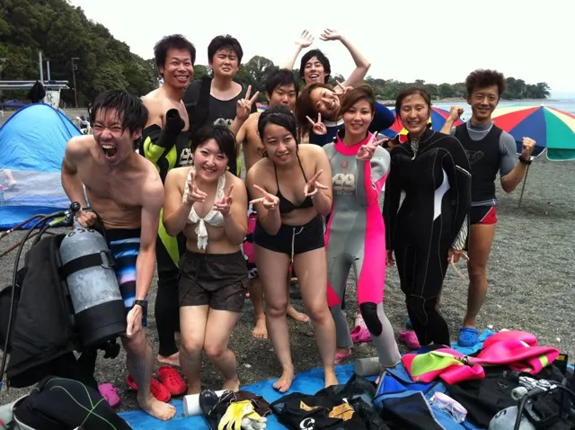 海辺で並ぶ参加者の集合写真