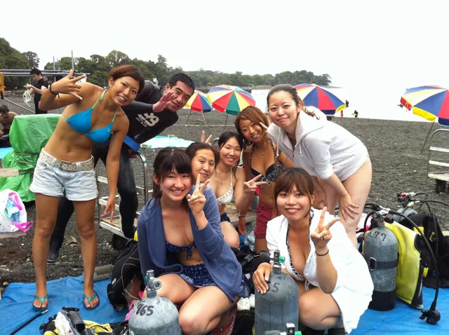 海辺で並ぶ参加者の集合写真