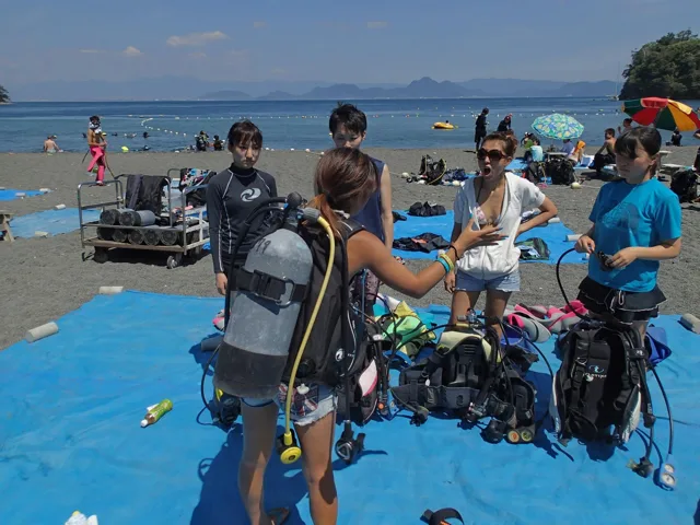 海辺で器材を着けて準備する参加者
