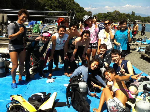 海辺で並ぶ参加者の集合写真