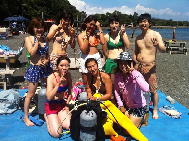 伊豆・大瀬崎でのダイビング：海辺で並ぶ参加者の集合写真