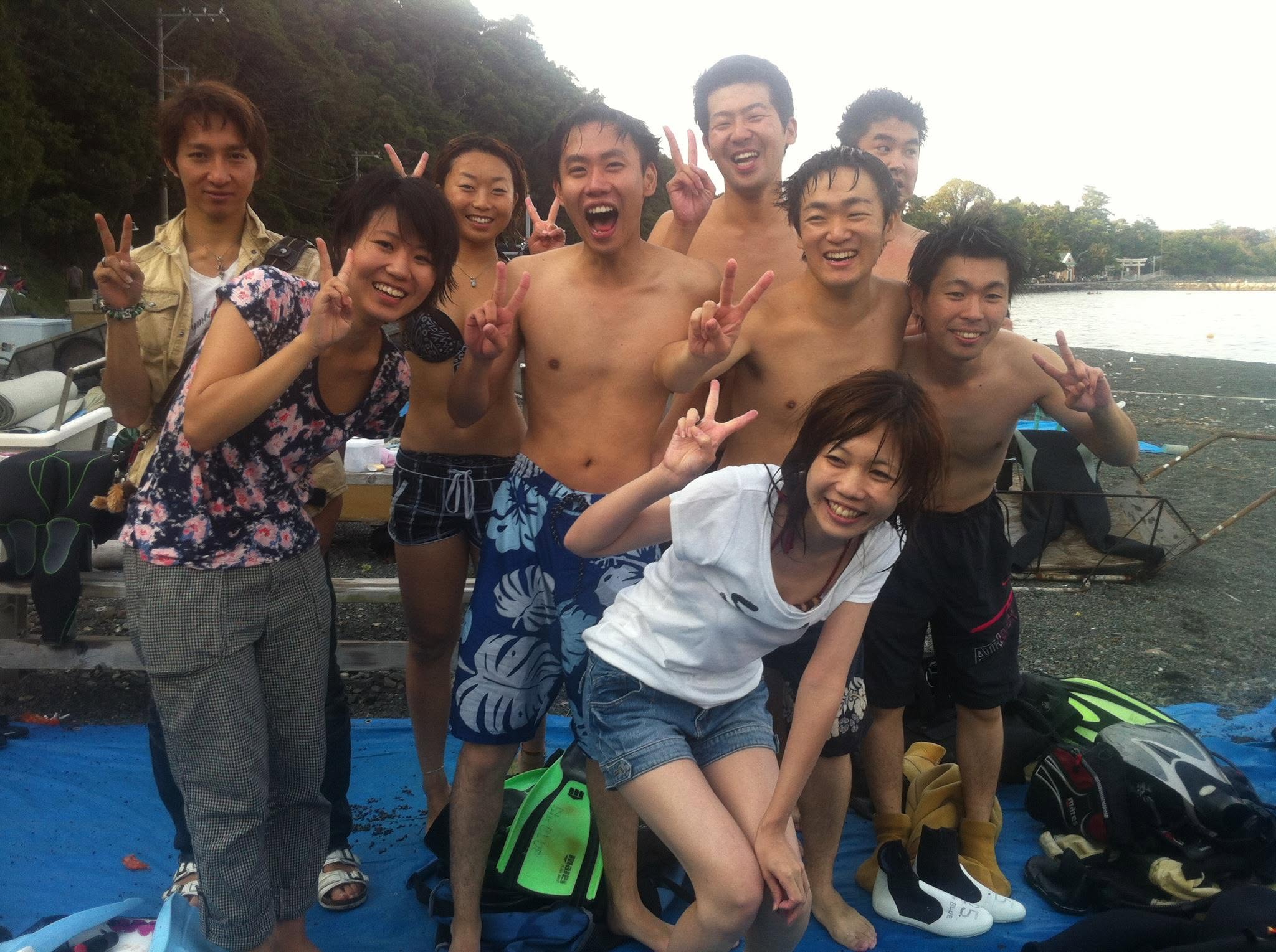 2012年9月22日(投稿日) / 海辺で並ぶ参加者の集合写真