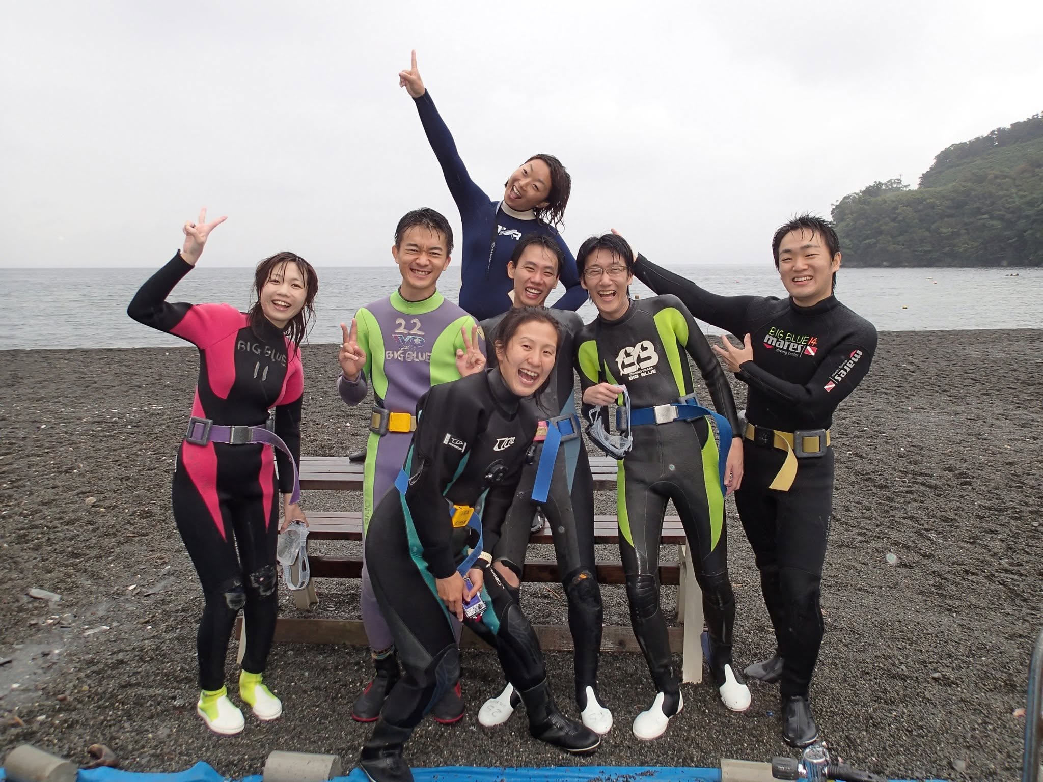 2012年9月23日(投稿日) / 伊豆・大瀬崎 / ダイビング / 伊豆・大瀬崎でのダイビング。海辺で並ぶダイビングの参加者