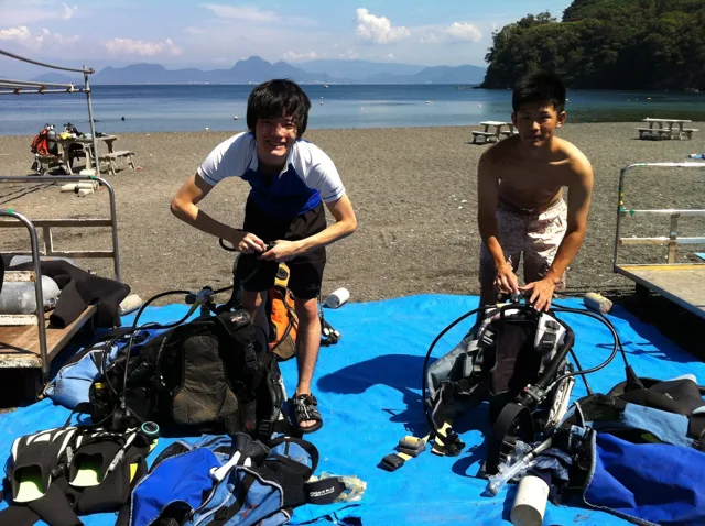 伊豆・大瀬崎でのダイビング講習：海辺で器材を準備する参加者