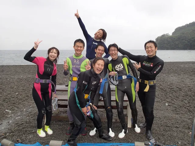 伊豆・大瀬崎でのダイビング:海辺で並ぶダイビングの参加者