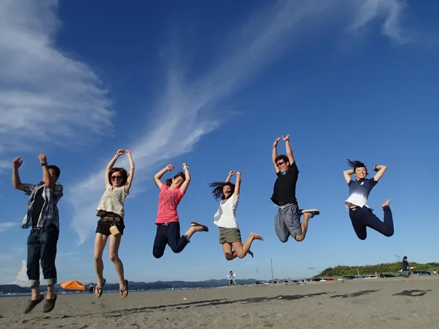 砂浜でジャンプする参加者