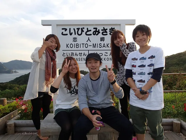 海の案内看板の前で並ぶ参加者