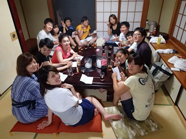 室内で食事を囲む参加者