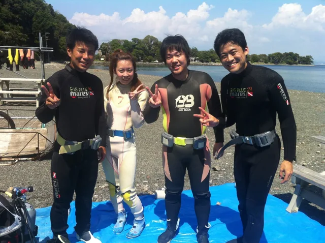 伊豆・大瀬崎でのダイビング講習：海辺で並ぶダイビングの参加者