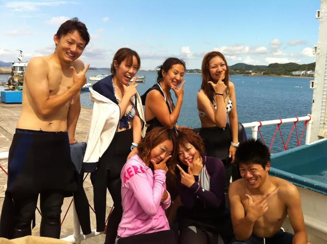 海辺で並ぶ参加者の集合写真