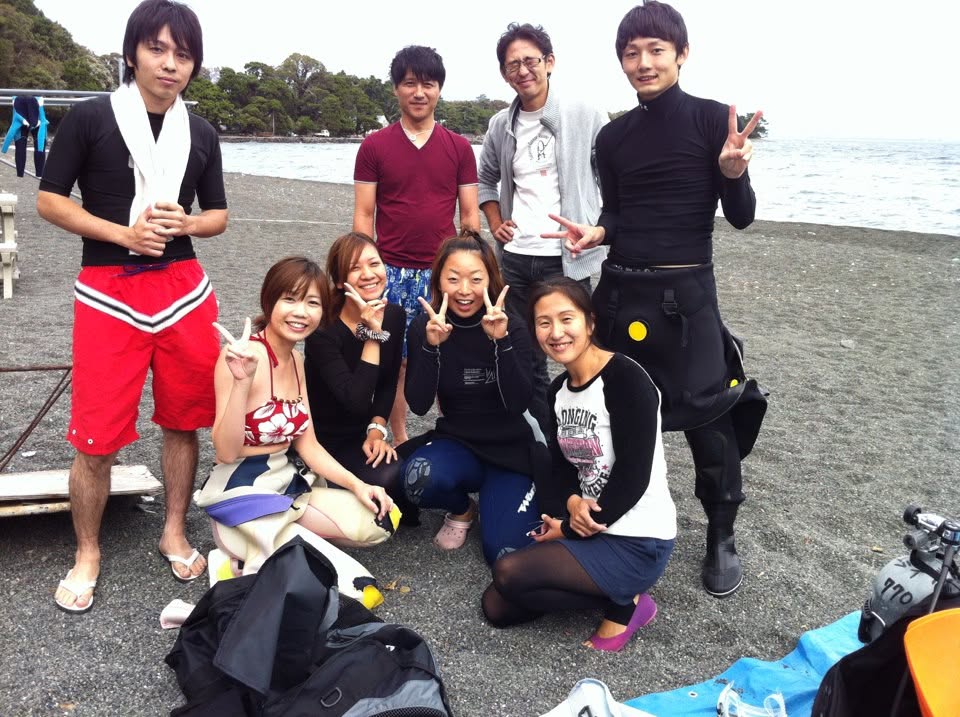 2012年10月9日(投稿日) / 伊豆・大瀬崎 / ダイビング / 伊豆・大瀬崎でのダイビング。海辺で並ぶ参加者の集合写真