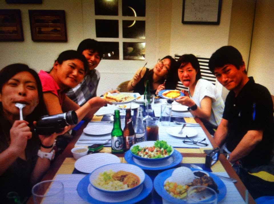 2013年3月15日(投稿日) / South Sea / South Seaでの室内で食事を囲む4人の参加者