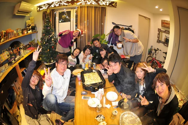 室内で食事を囲む参加者