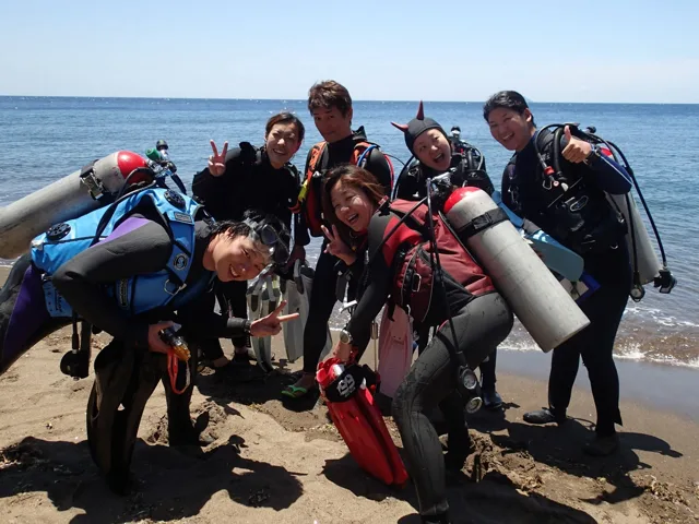 砂浜で並ぶダイビングの参加者