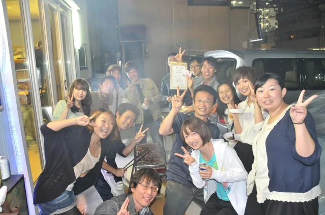 室内で集まる参加者の集合写真
