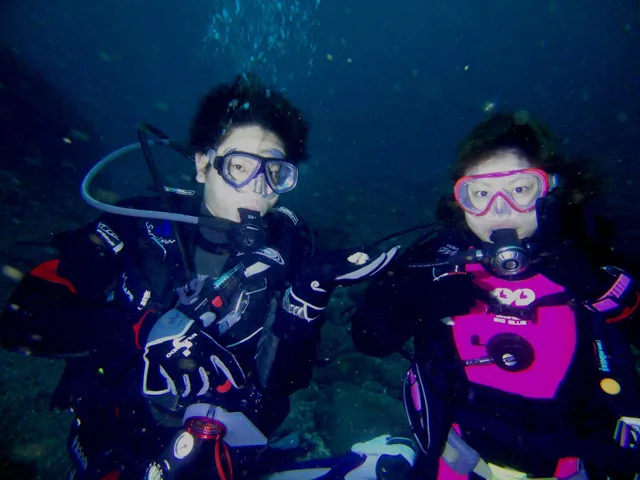 伊豆・雲見ダイビングセンターでのダイビング：水中で並ぶ2人のダイバー