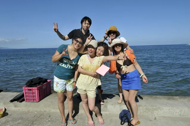 陸上で並ぶ4人以上の参加者の集合写真