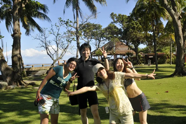 陸上で並ぶ4人以上の参加者の集合写真