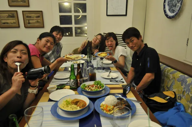 陸上で並ぶ4人以上の参加者の集合写真