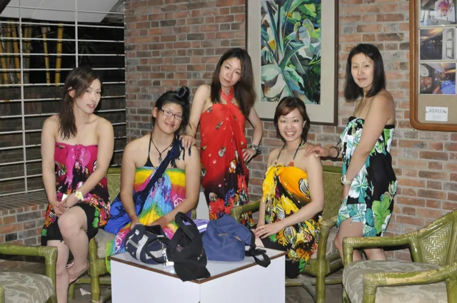 陸上で並ぶ4人以上の参加者の集合写真