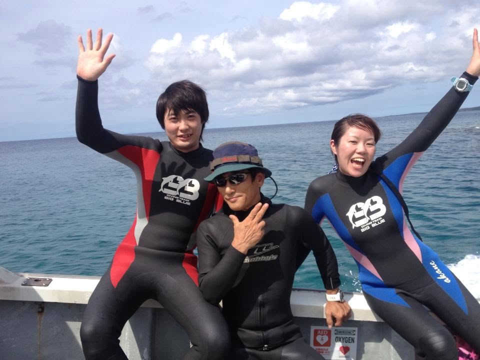 2013年7月3日(投稿日) / 沖永良部島 / 沖永良部島での船上でウェットスーツ姿で並ぶ参加者
