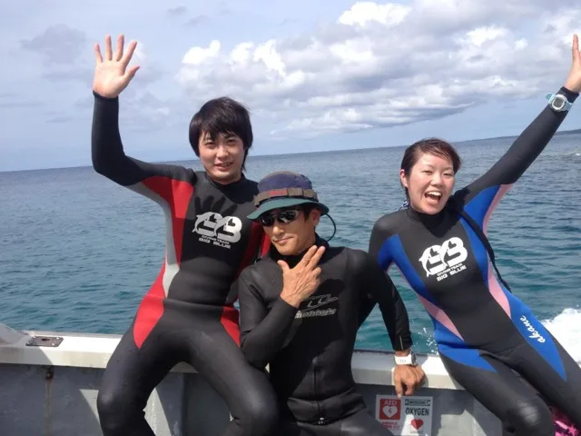 沖永良部島での船上でウェットスーツ姿で並ぶ参加者