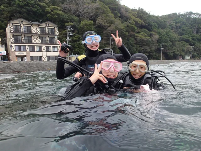 水面で並ぶダイビングの参加者