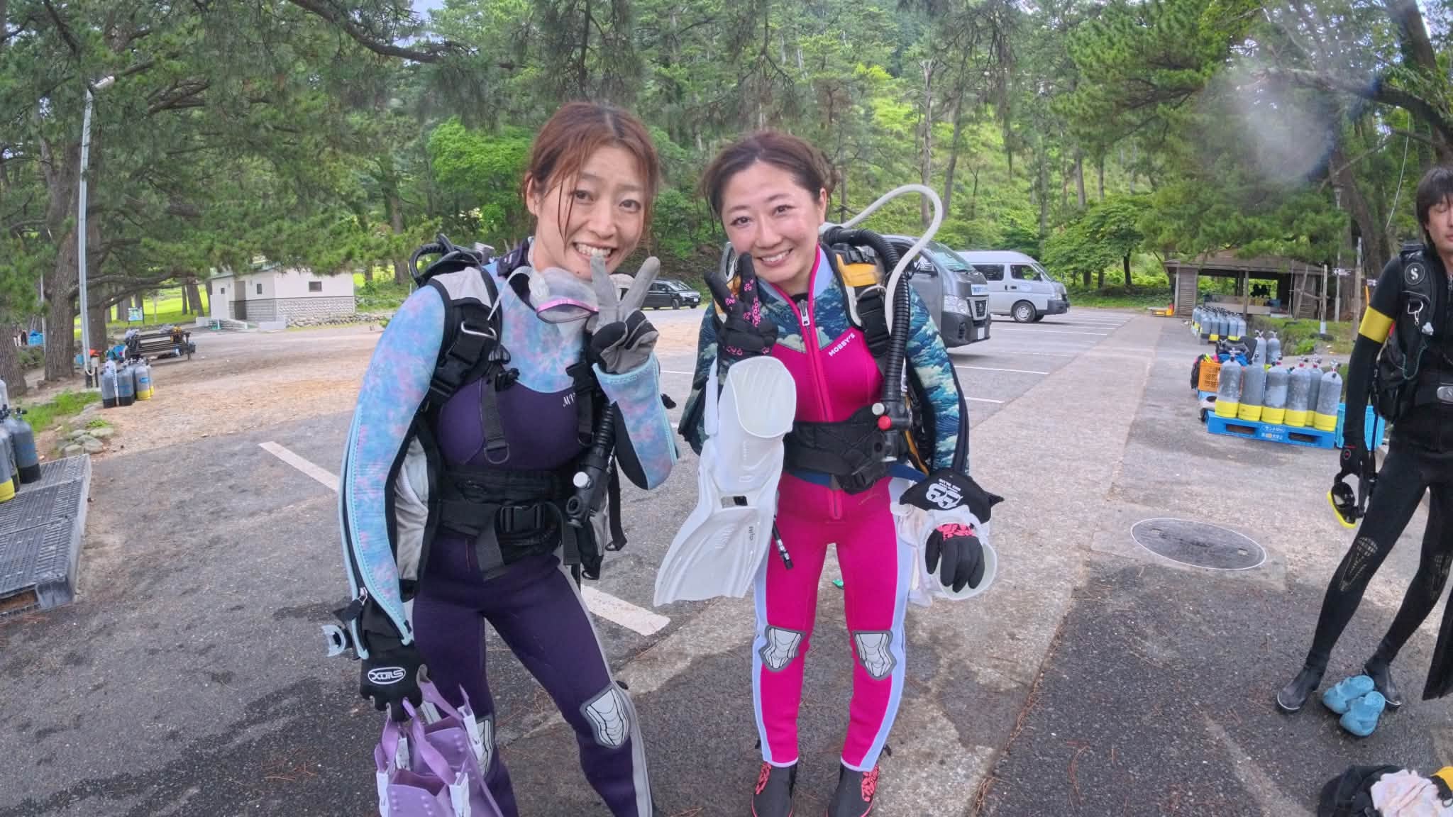 2026年7月26日(投稿日) / ダイビング器材を着けた2人の参加者