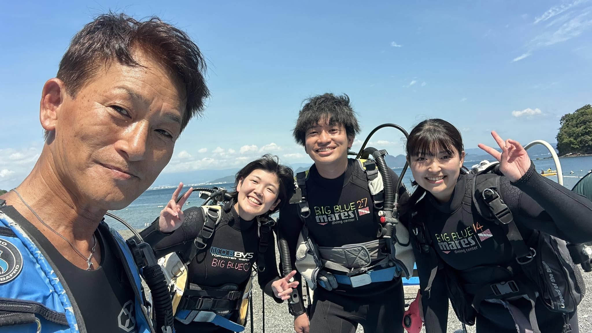 2025年9月1日(投稿日) / 伊豆・大瀬崎 / ダイビング / 伊豆・大瀬崎でのダイビング。ダイビング器材を着けた参加者の集合写真