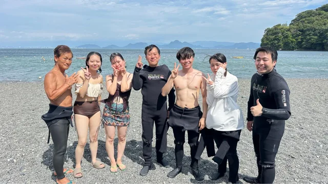 海辺で並ぶ5人の参加者