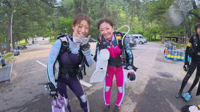 ダイビング器材を着けた2人の参加者