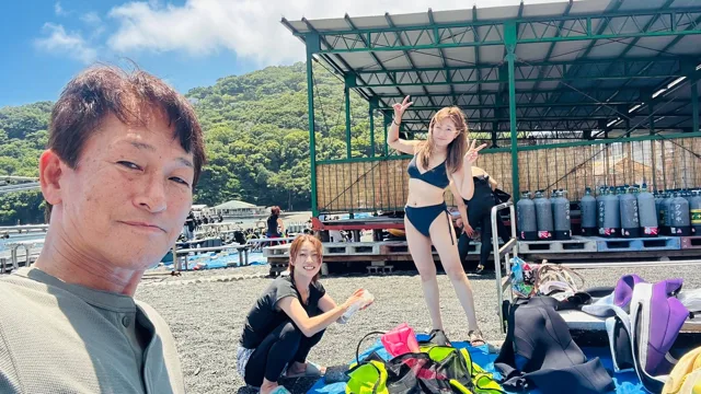 伊豆・大瀬崎でのダイビング：海辺のダイビング器材と参加者