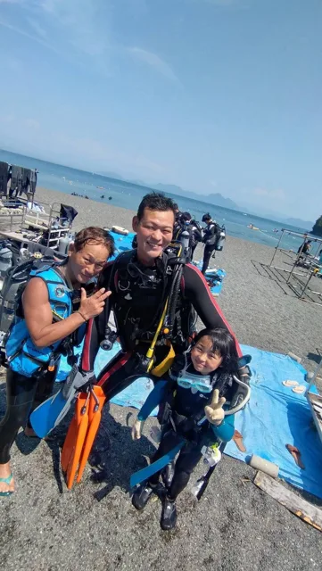 伊豆・大瀬崎でのダイビング：海辺で器材を着けたダイビングの参加者