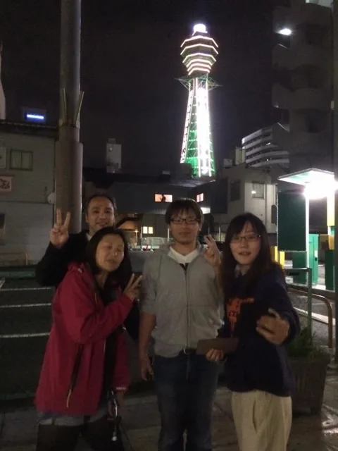 通天閣での4人以上の参加者の集合写真