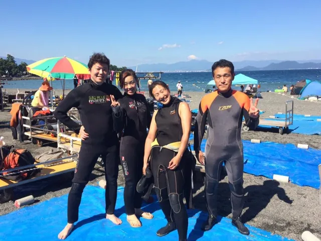 伊豆・大瀬崎でのダイビング：4人以上の参加者の集合写真