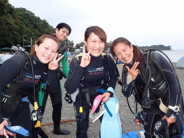 4人以上の参加者の集合写真