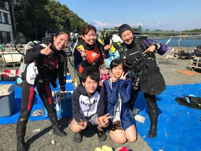 4人以上の参加者の集合写真