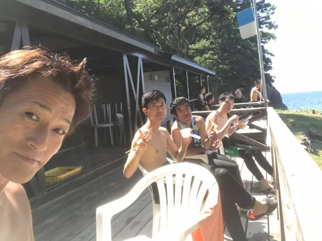 4人以上の参加者の集合写真