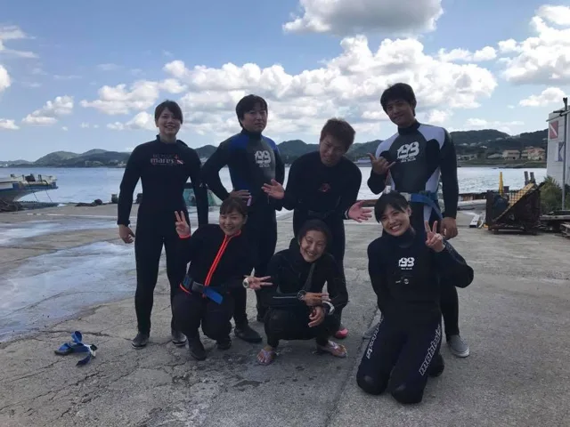 波左間海中公園での4人以上の参加者の集合写真